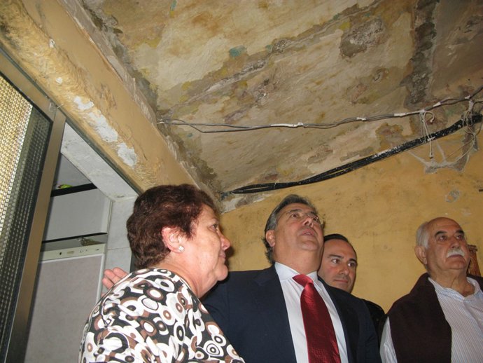 Juan Ignacio Zoido, Con Vecinos De Amate