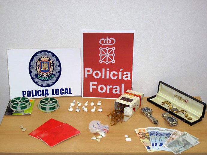 los agentes se incautaron de 14 bolsitas de cocaína, además de otros objetos