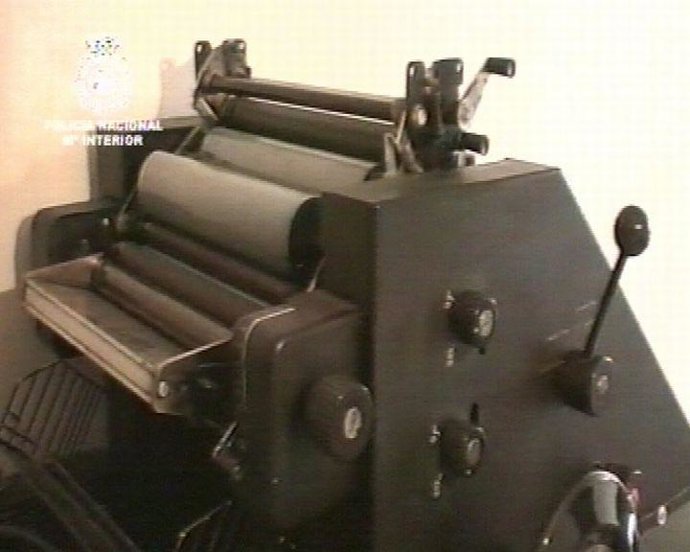 Desmantelan una red de dólares falsos