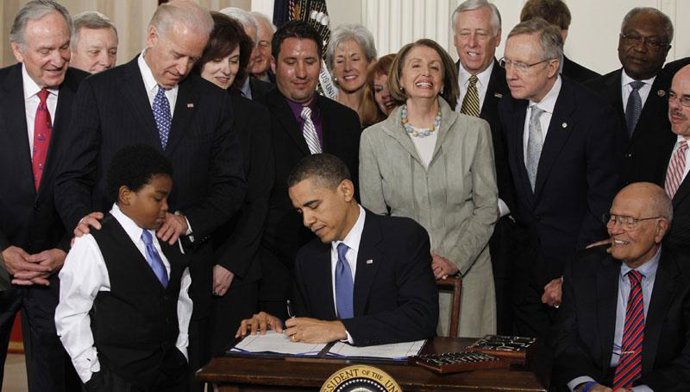 Obama firma la ley de sanidad en EEUU