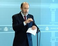 Rubalcaba critica a Rajoy por apoyar a Oreja