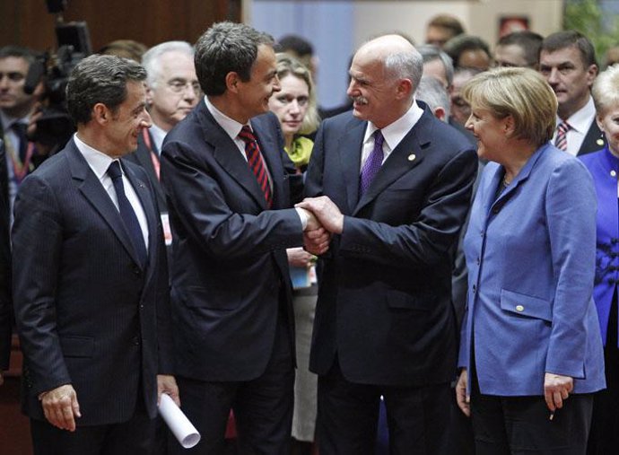 Sarkozy, Zapatero, Papandreu y Merkel tras aprobar el rescate a Grecia