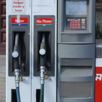 Llenar el depósito de gasolina en Semana Santa cuesta casi 12 euros más