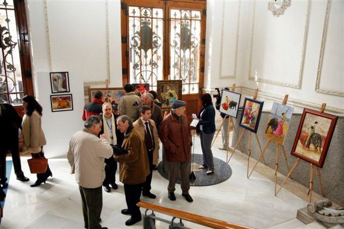 Varios Visitantes Recorren La Exposición En La Diputación Palentina