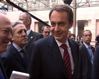 Zapatero dice que España se esforzará para mejorar la competitividad