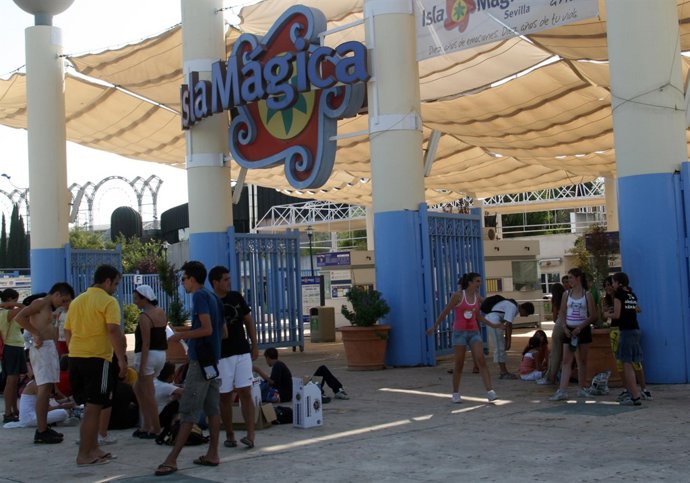 Turistas Accediendo A Isla Mágica.