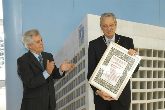 Antonio Jara Le Entrega La Medalla De Oro A Claret