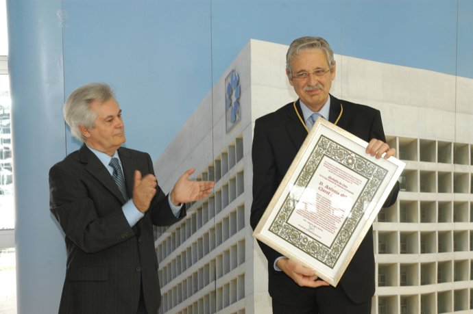 Antonio Jara Le Entrega La Medalla De Oro A Claret