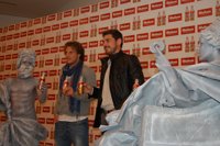 Fútbol.- Casillas y Forlán 'brindan' por el "difícil e importante" derbi madrileño