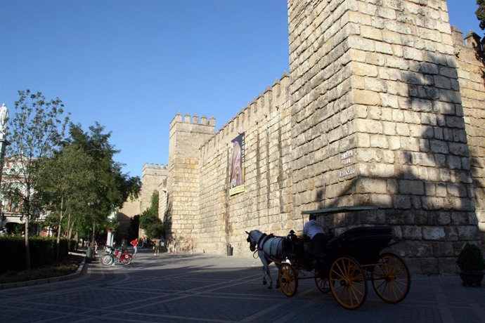 El Real Alcázar, Uno De Los Monumentos Más Visitados.