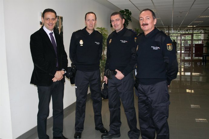 Vadillo Con Agentes Del Cuerpo Nacional De Policía Ataviados Con Los Nuevos Unif