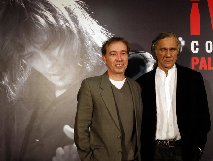 El Músico Carlos Vega Y Su Primo Nacho García Vega En La Presentación De 'Viva A