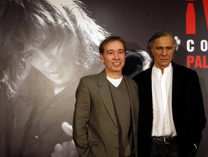 El Músico Carlos Vega Y Su Primo Nacho García Vega En La Presentación De 'Viva A