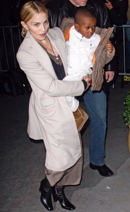 Madonna y su hijo David Banda