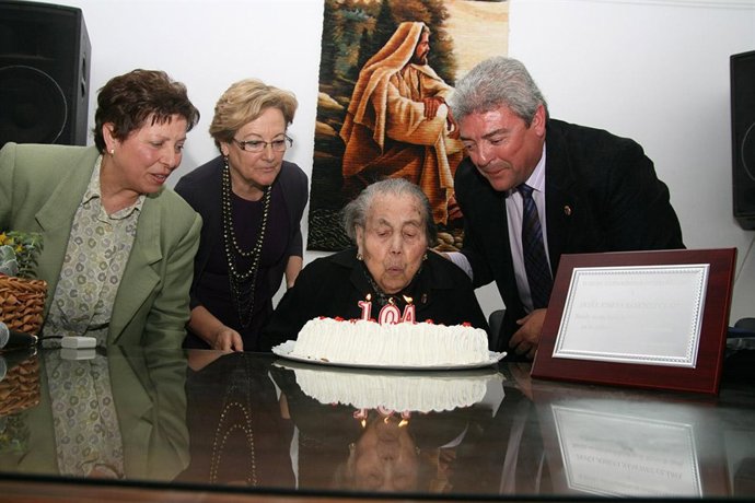 Homenaje A La Mujer Centenaria De Paterna