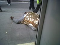 Dos individuos robaron al apuñalado del Carme cuando yacía herido, según testigos