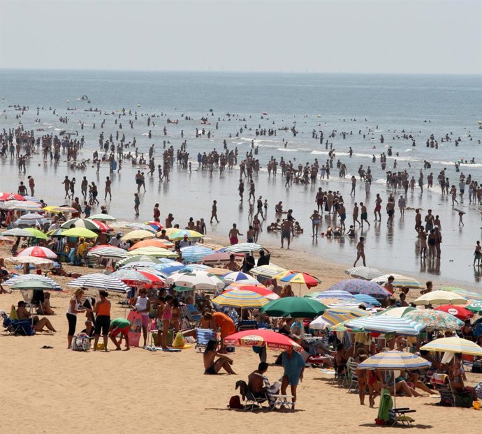 Imagen De Una Concurrida Playa Andaluza