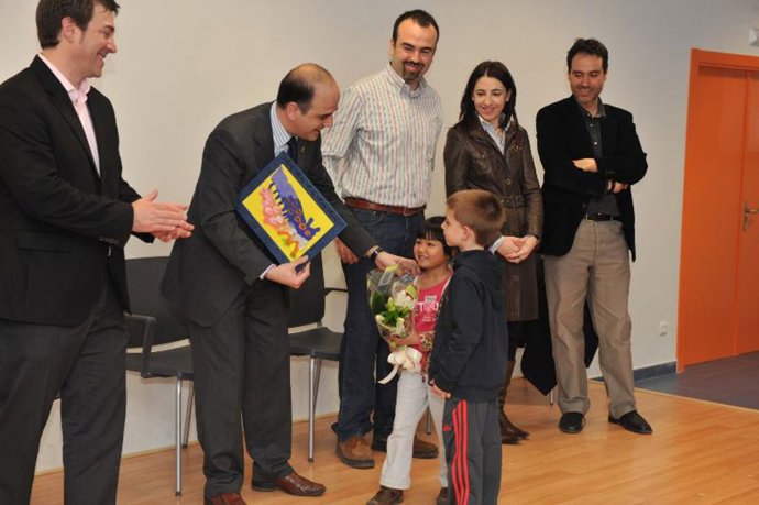 Dos alumnos del colegio público de Olite entregan sendos obsequios a Catalán.