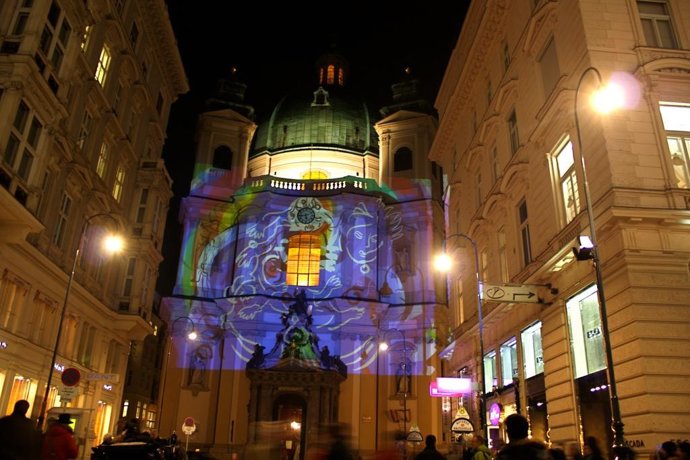 'Grafitis' Animados De Luz Sobre Muros Urbanos En Las Palmas De Gran Canaria.