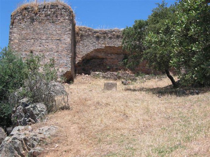 Vista De Uno De Los Lienzos Del Castillo De Cala