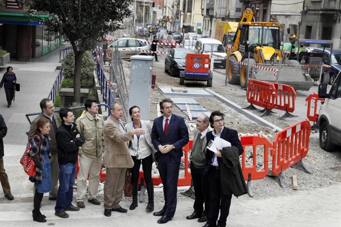 El Alcalde Visita Las Obras De Recogida Neumática De Basura En La Calle Alta