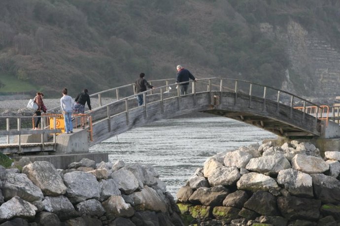 Viandantes Intentan Cruzar El Puente Inutilizado.