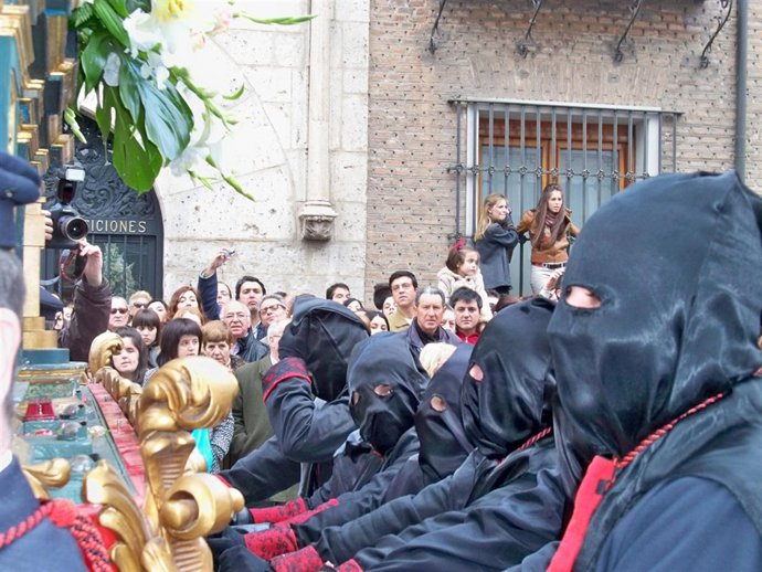 Cofrades Junto Al Reo Indultado En Valladolid