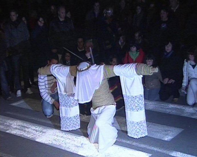 "Los empalaos" visten las calles de Valverde de la Vera con su intimista y secul