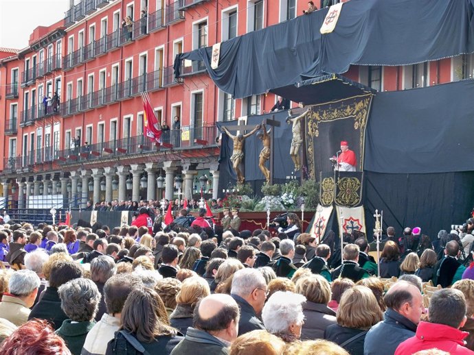 Amigo Se Dirige A Los Miles De Fieles En La Plaza Mayor De Valladolid