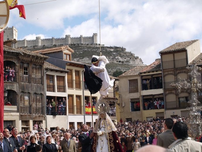 Imagen De La Tradicional Bajada Del Ángel De Peñafiel
