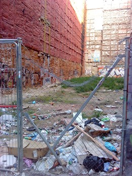 Basuras Acumuladas En Un Solar De La Calle Fuencarral