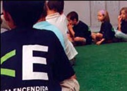 Niños sentados en los talleres de la Casa Encendida