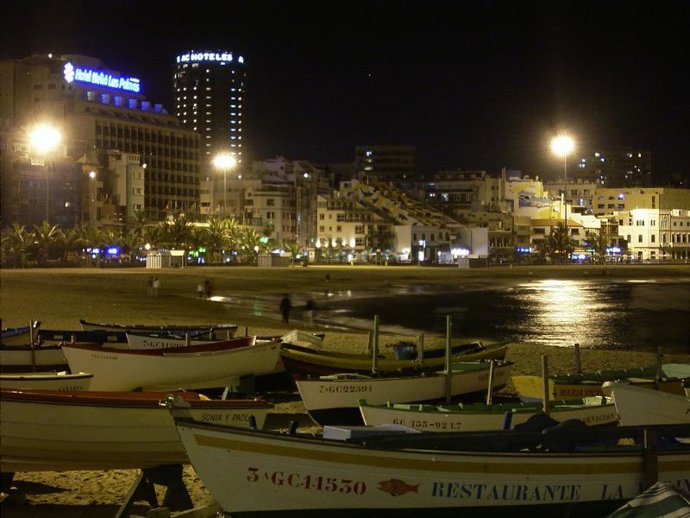 La céntrica playa de Las Canteras en Las Palmas de Gran Canaria
