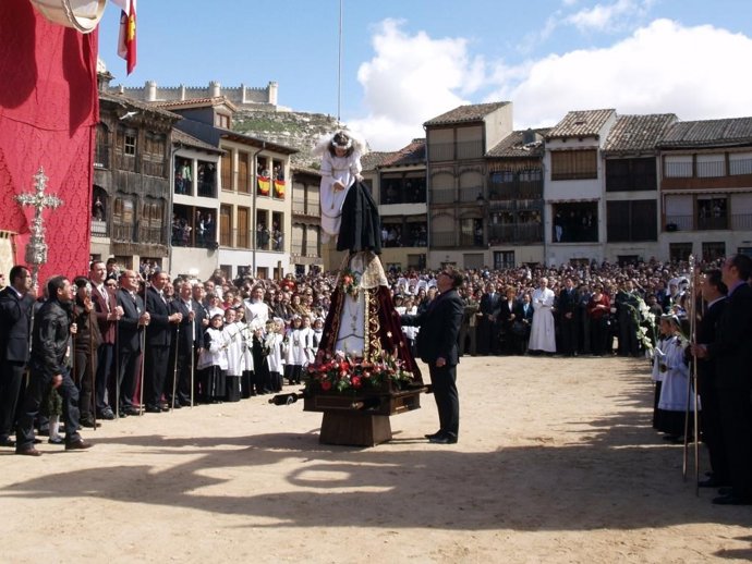 Momento De La Bajada Del Ángel De La Semana Santa De Peñafiel
