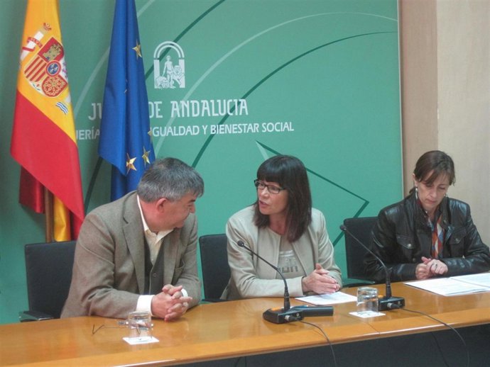Micaela Navarro Firma Un Convenio Con El Presidente De Cáritas Andalucía