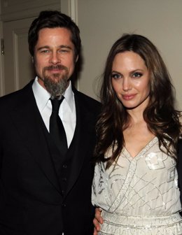 Brad Pitt y Angelina Jolie posando