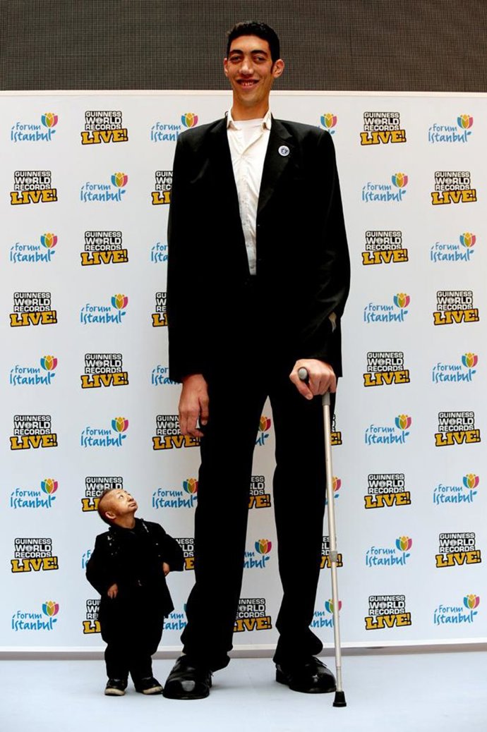 El Hombre Más Bajo Junto Al Hombre Más Alto Del Mundo