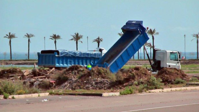 Un Camión Municipal En Las Salinas De Roquetas De Mar (Almería)