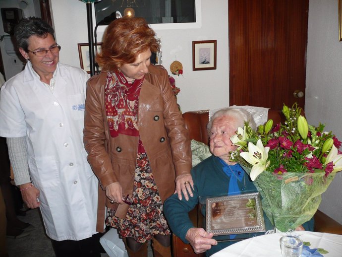 Carmen Heras Visita A Abuela Centenaria