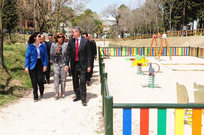 Gallardón Y Botella Visitan El Parque Del Arroyo De La Reja
