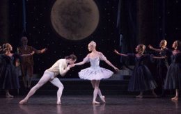 'La Cenicienta' A Cargo De La English National Ballet