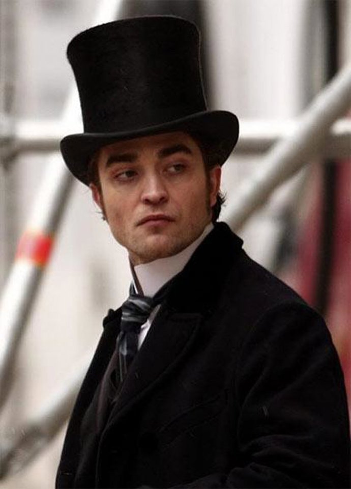 Robert Pattinson En El Rodaje De Bel Ami