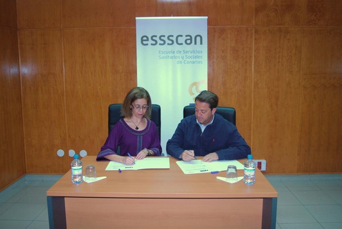La Directora De La ESSSCAN, Inmaculada Acosta, Y El Presidente Del Colegio Ofici