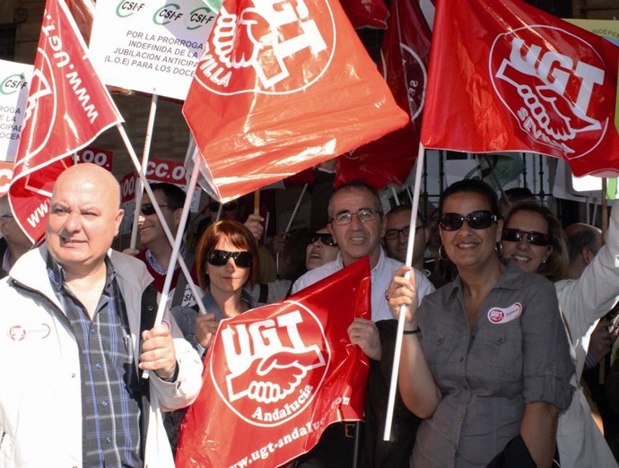 Manifestantes De UGT Por La Prórroga De La Jubilación Anticipada Del Profesorado