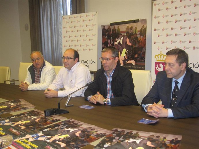 José María López Benito Acompañado Por Representantes De La Federación De Lucha 