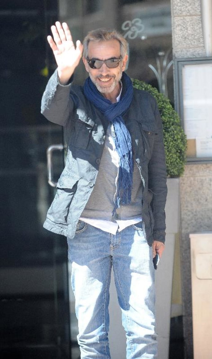 El actor Imanol Arias saliendo de un restaurante