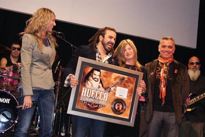 Huecco Recibe Un Disco De Platino Por Las Descargas De 'Se Acabaron Las Lágrimas