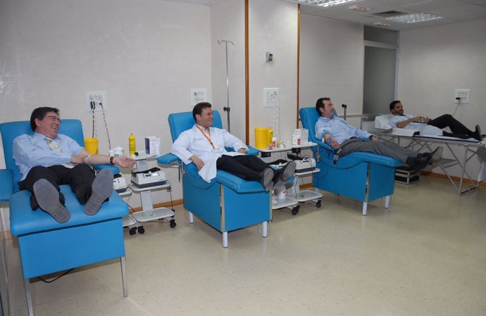 Personas Donando Sangre En El Hospital Macarena