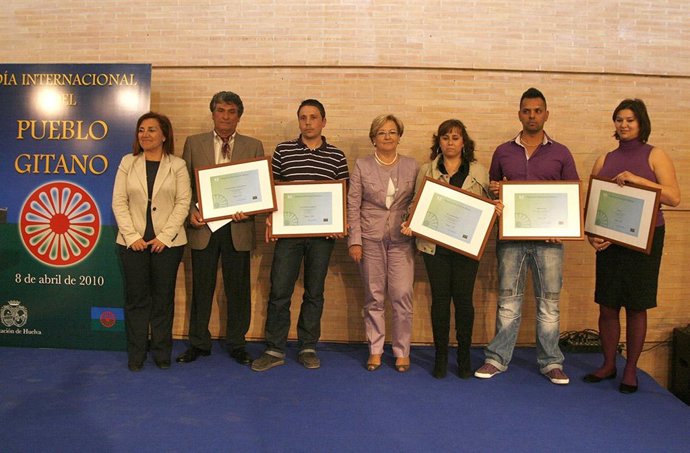 La Presidenta De La Diputación, Petronila Guerrero, Junto A Miembros De Distinta