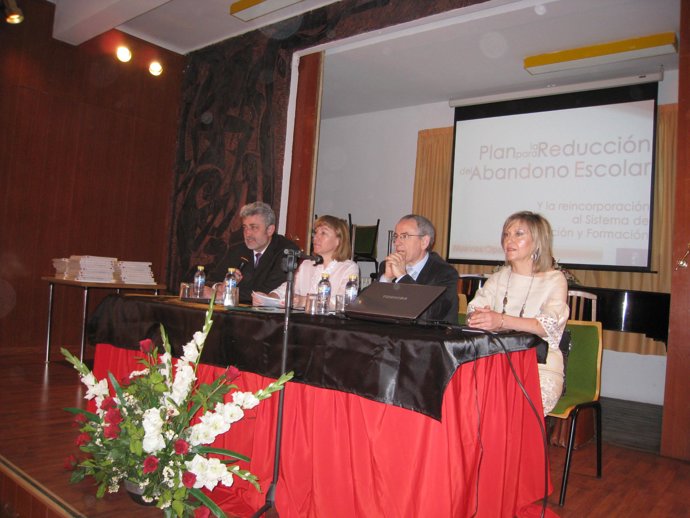 La Consejera Durante La Reunión Con Directores De IES De Cuenca